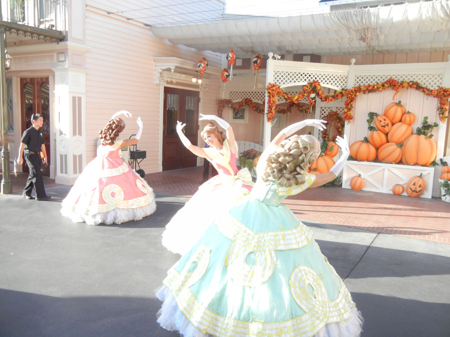 Disneyland Parade in the Day